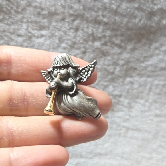 #463 Vintage Signed Daria Angel Playing Horn  brooch pin - Picture 2 of 4